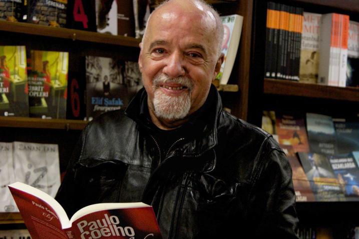 Mengenal Paulo Coelho Berikut Deretan Novel Ikoniknya!