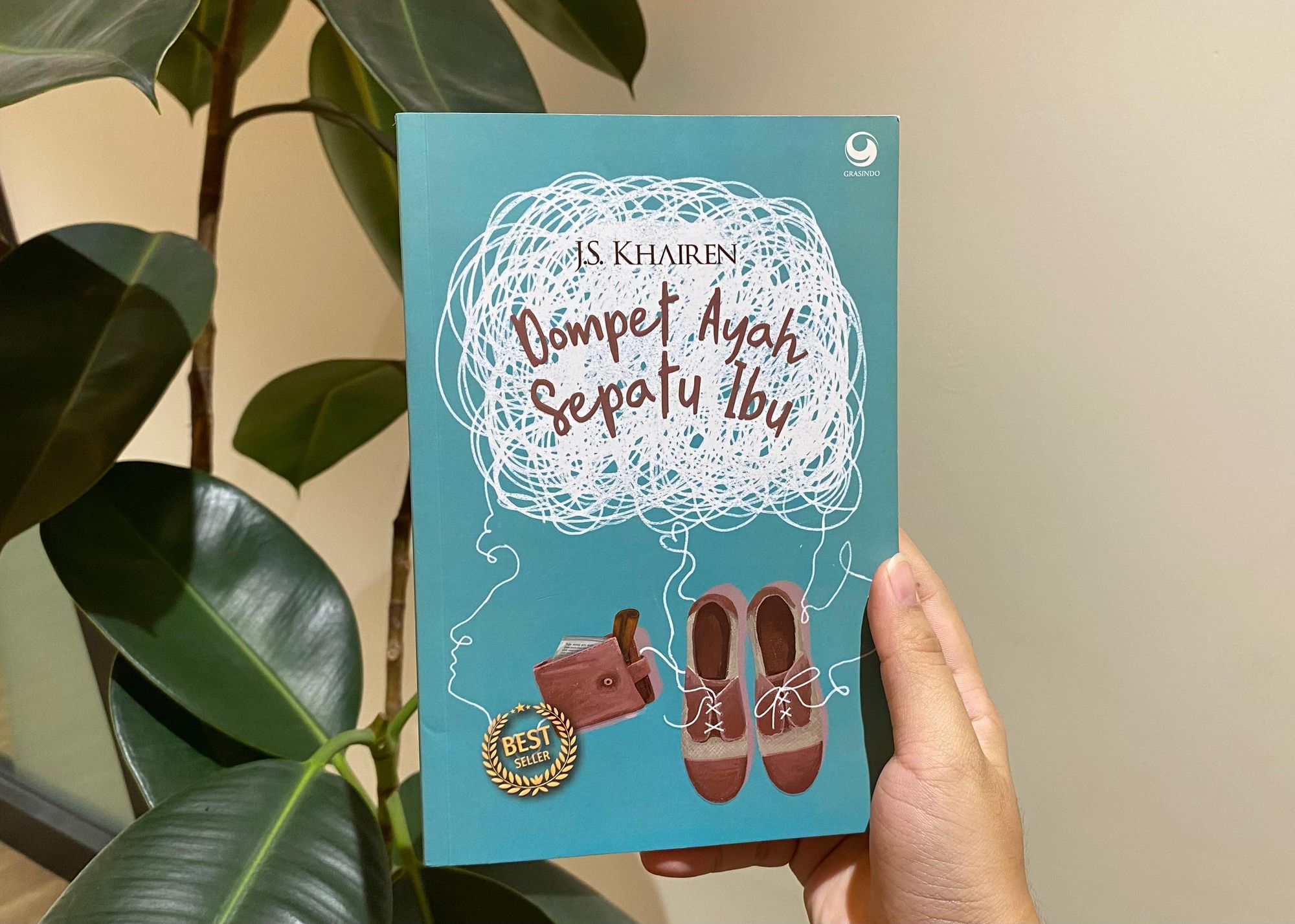 Buku Dompet Ayah Sepatu Ibu, Memahami Arti Keluarga yang Sebenarnya