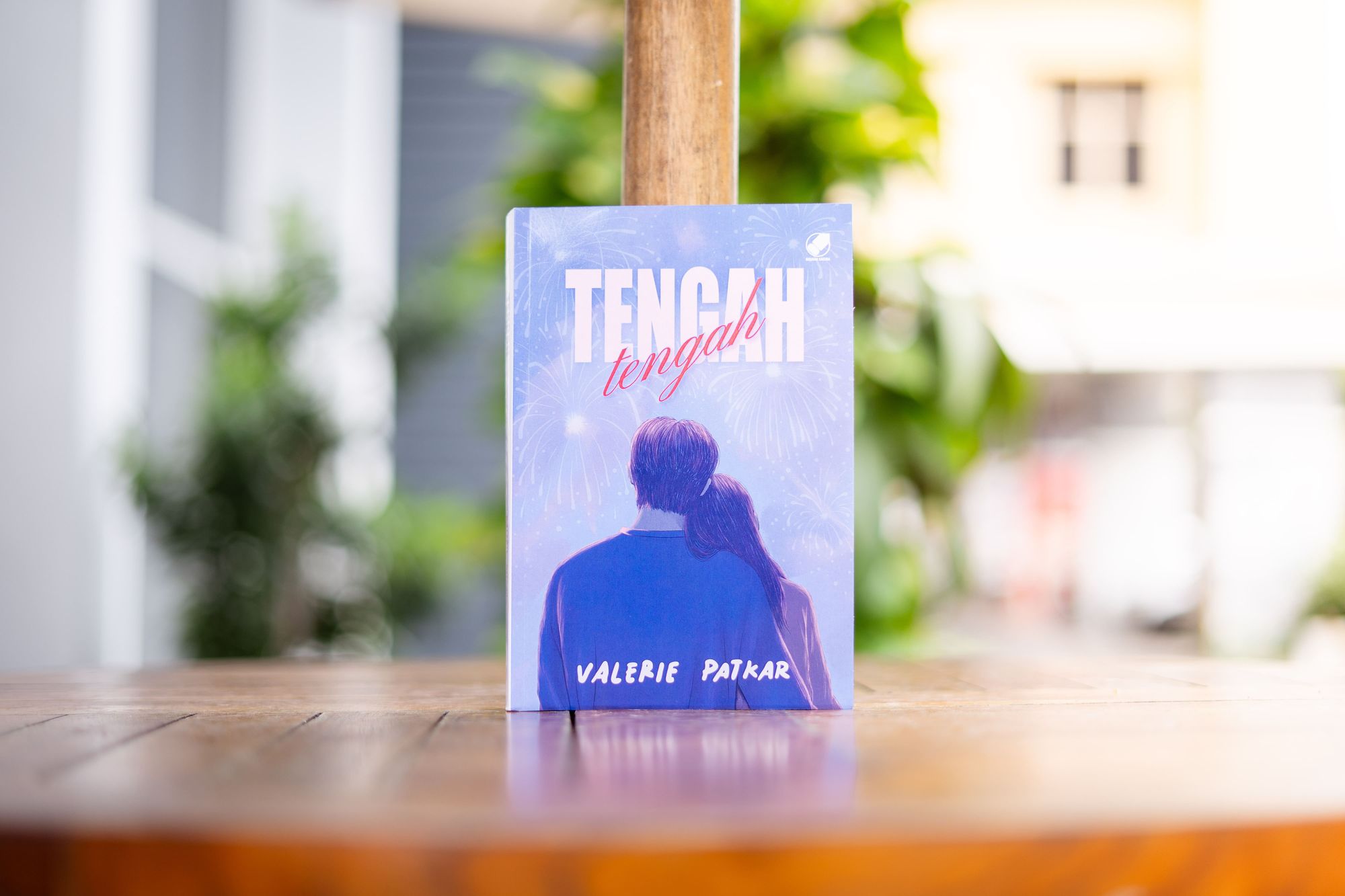 Pre Order Tengah-Tengah: Baca Kisah Maika & Rio di Novel Baru Valerie Patkar